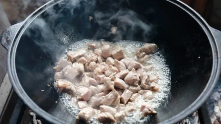 Dlaczego mięso z kurczaka pieni się na patelni? 