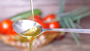 Ten olej może w znaczący sposób obniżyć poziom "złego" cholesterolu. 