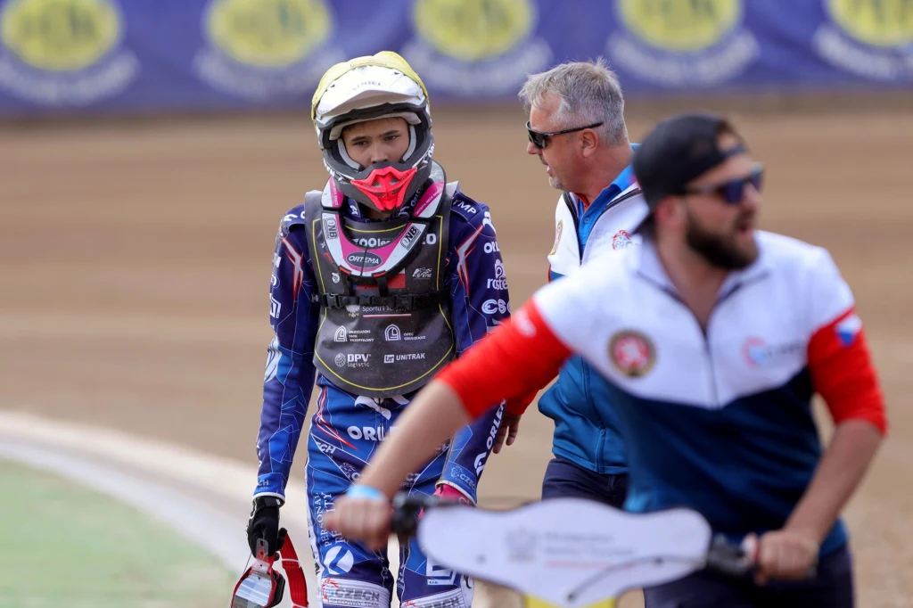 Adam Bednar schodzi z toru po upadku.