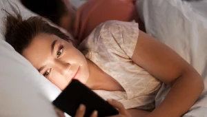 Żeby poprawić jakość swojego snu, warto zastosować się do kilku zasad i m.in. nie korzystać z urządzeń emitujących niebieskie światło