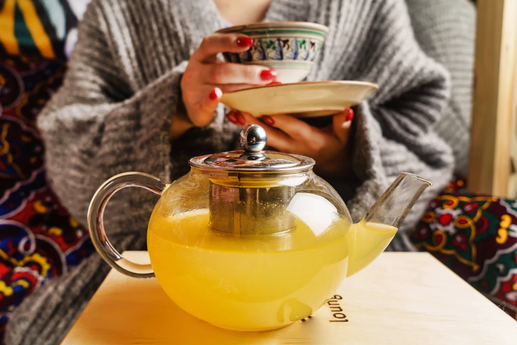 Miód tymiankowy może być dodawany do herbaty, zdrowych naparów, a także do sosów sałatkowych czy mięs