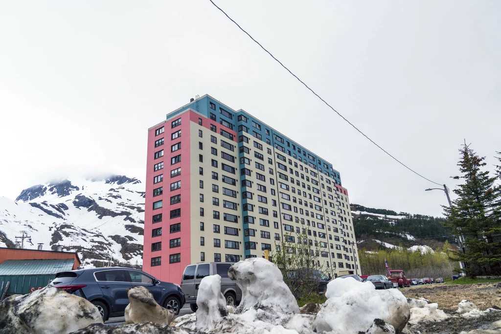 Begich Towers w Whittier na Alasce