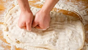 To ważny składnik dobrego ciasta na pizzę. Niektórzy celowo pomijają