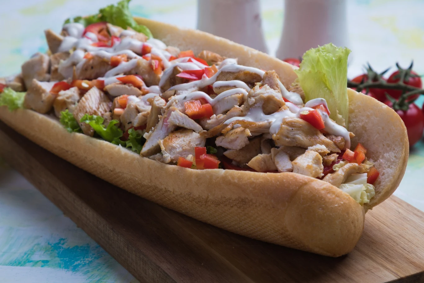 Pyszny domowy kebab w bułce z mięsem z kurczaka Pyszny domowy kebab w bułce z mięsem z kurczaka