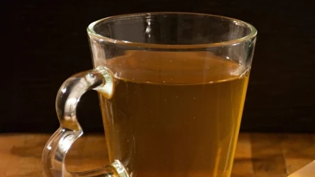 Herbata moringa w smaku i wyglądzie przypomina tę zieloną, ale ma inne działanie