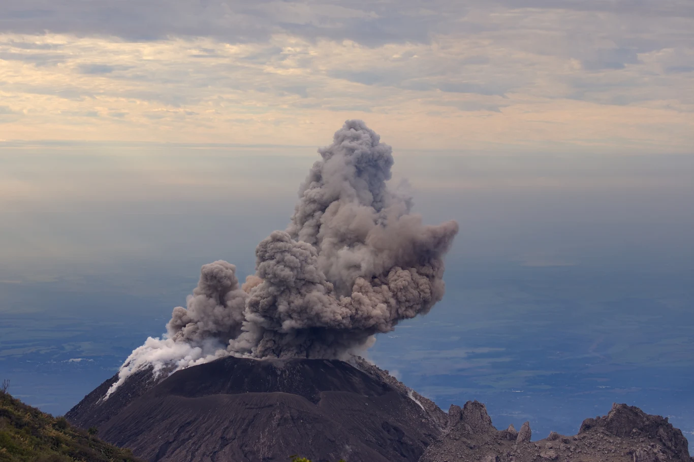 Erupcja wulkanu na Ziemi ma kompletnie inny mechanizm niż ta na księżycu Io. Na zdjęciu erupcja wulkanu Santamaría w Gwatemali. /123rf.com