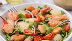 Pomelo jest chyba najbardziej niedocenianym owocem z rodziny cytrusów. Jakie ma właściwości?