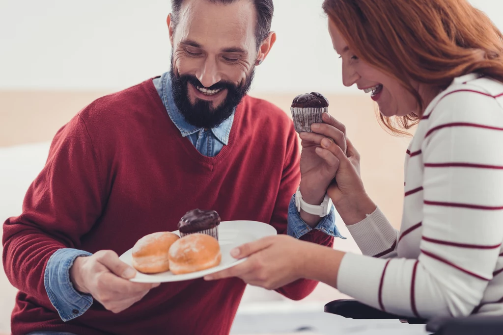 Jeden pączek dostarcza nawet 400 kcal! Oznacza to, że żeby go spalić, trzeba poświęcić nawet kilkadziesiąt minut na ćwiczenia