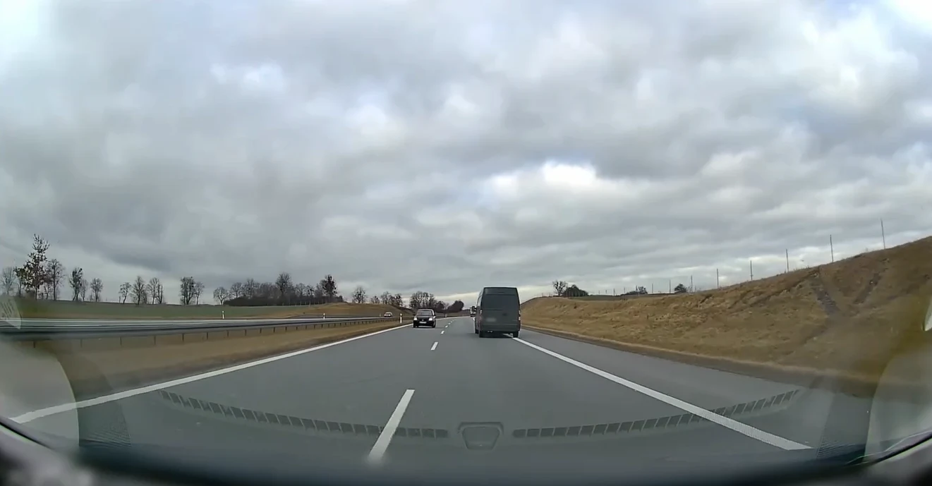 Na nagraniu dostarczonym policji widać jak samochód marki Kia jedzie pod prąd na trasie S-7 Na nagraniu dostarczonym policji widać jak samochód marki Kia jedzie pod prąd na trasie S-7