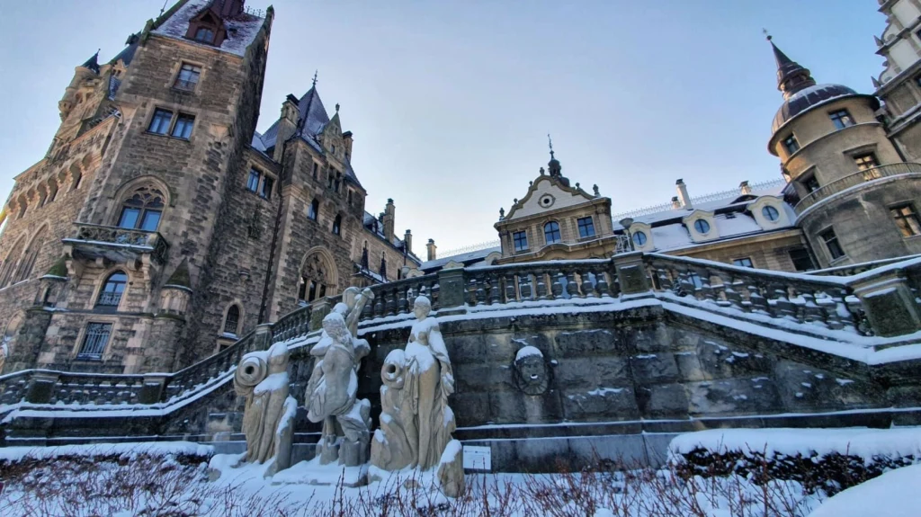 Zamek w Mosznej zachwyca o każdej porze roku