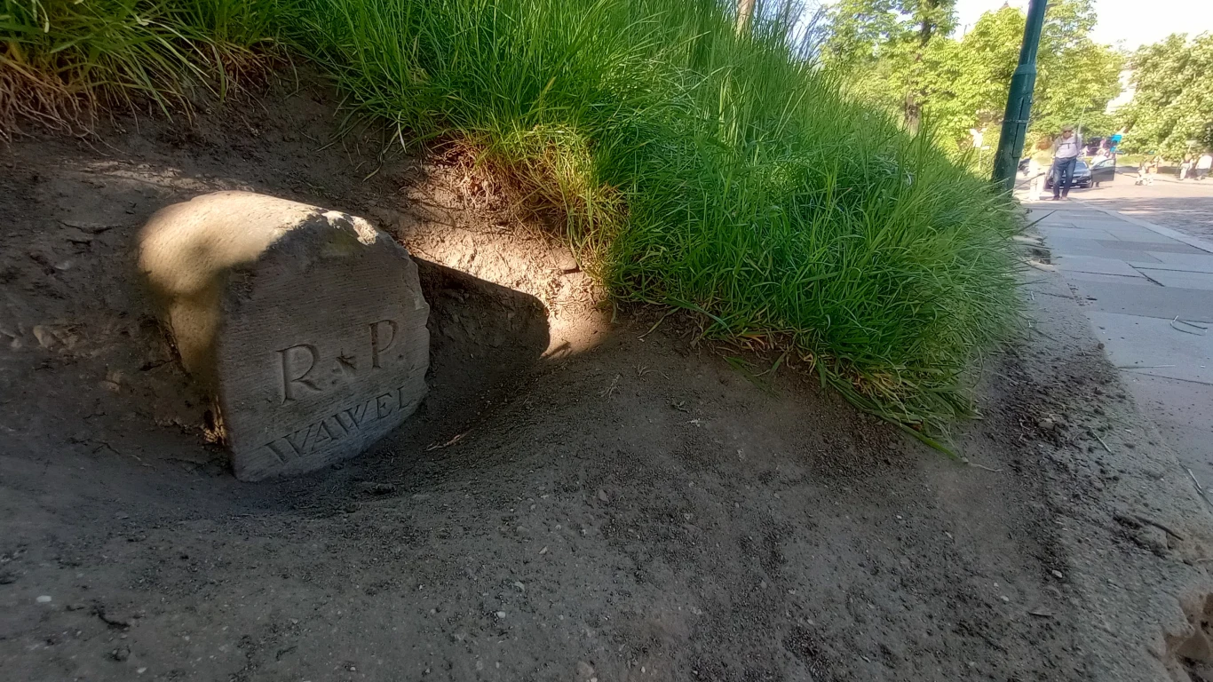 Kamienie określające granice Zamku Królewskiego na Wawelu