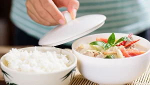 Tradycyjny przepis na tajską zupę tom kha zawiera zazwyczaj mleko kokosowe, liście limonki kaffir, trawę cytrynową i galangal. Jak działa ten ostatni składnik? Co to za przyprawa?