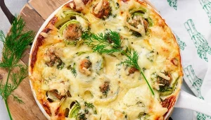 Zapiekanka z cukinią to obiad, który jest prosty do zrobienia