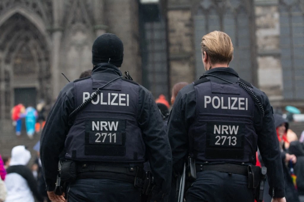 Policjanci na jednej z parad karnawałowych w Niemczech. Część podobnych uroczystości została odwołana Policjanci na jednej z parad karnawałowych w Niemczech. Część podobnych uroczystości została odwołana
