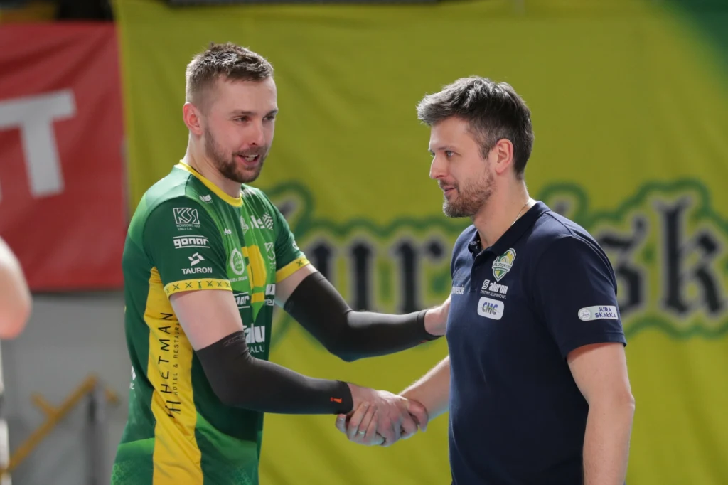 Mateusz Bieniek i Michał Winiarski, środkowy i trener Aluron CMC Warty Zawiercie Mateusz Bieniek i Michał Winiarski, środkowy i trener Aluron CMC Warty Zawiercie