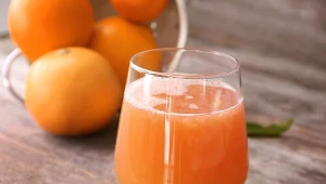 Sok grejpfrutowy uchodzi za najbardziej problematyczny. Sprawdź, dlaczego i z czym nie wolno go łączyć