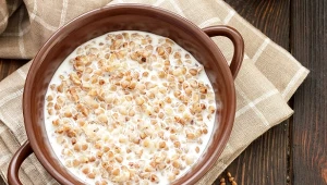 Do gryczanki warto dodać miód i świeże owoce, by była bogatsza w witaminy