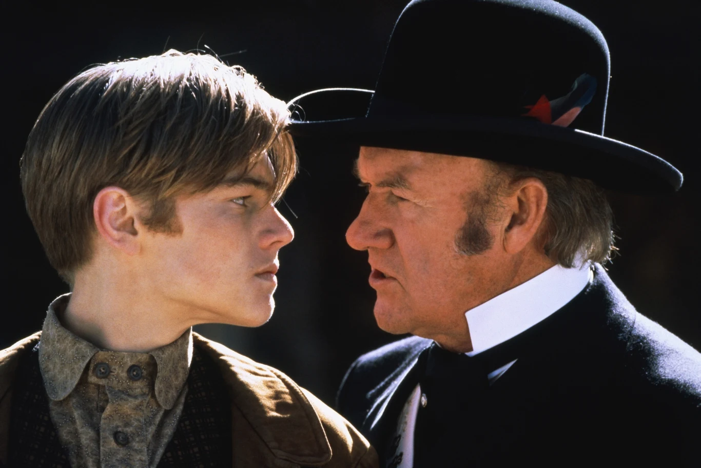 Leonardo DiCaprio i Gene Hackman w filmie "Szybcy i martwi"