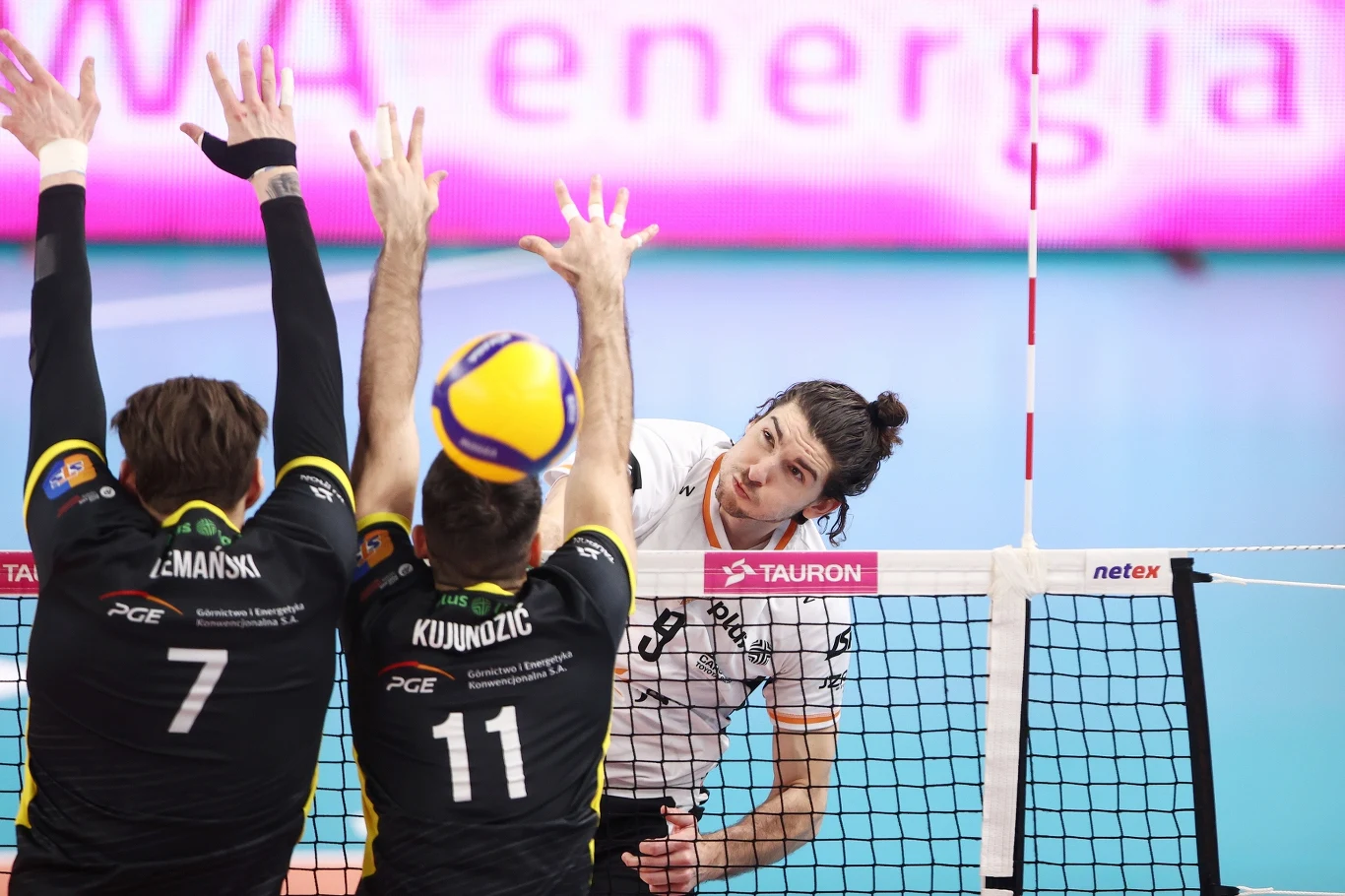 Mecz Jastrzębski Węgiel - PGE GiEK Sra Bełchatów, atakuje Timothee Carle