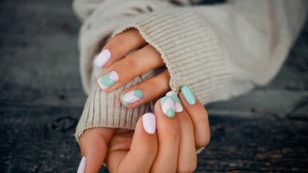 Trendy w paznokciach 2025 zaskoczą wszystkich! Poznaj odcień, który będzie hitem