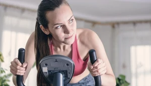 Trening na rowerze stacjonarnym zwiększa wydolność organizmu i pomaga schudnąć