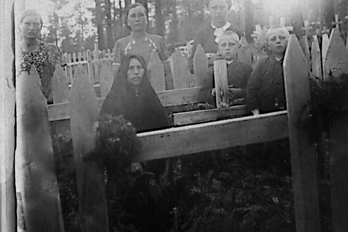 Zdjęcie z pogrzebu Polaka, 1941 r. Kwitok (Izba Pamięci Sybiraków) Zdjęcie z pogrzebu Polaka, 1941 r. Kwitok (Izba Pamięci Sybiraków)
