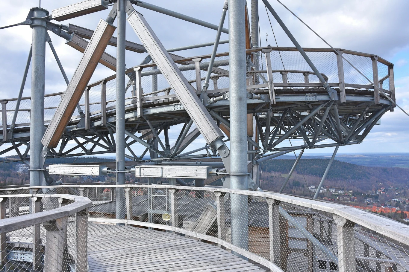 Wieża Sky Walk oferuje niesamowity widok na Góry Izerskie
