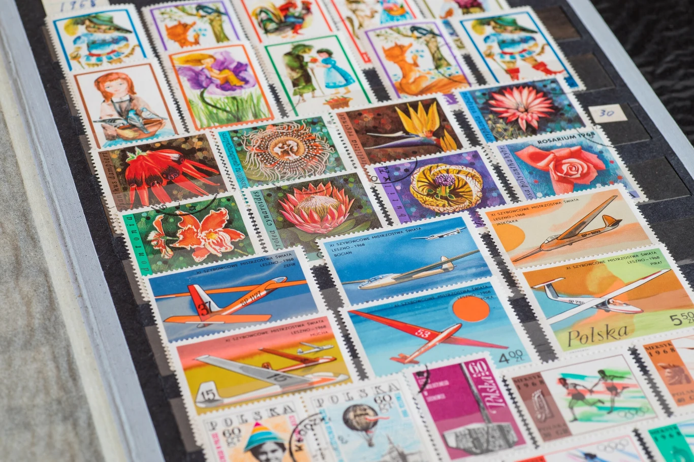 Czy wiesz, które znaczki pocztowe z PRL-u mają obecnie najwyższą wartość? Niektóre mogą kosztować nawet kilkaset tysięcy złotych Czy wiesz, które znaczki pocztowe z PRL-u mają obecnie najwyższą wartość? Niektóre mogą kosztować nawet kilkaset tysięcy złotych