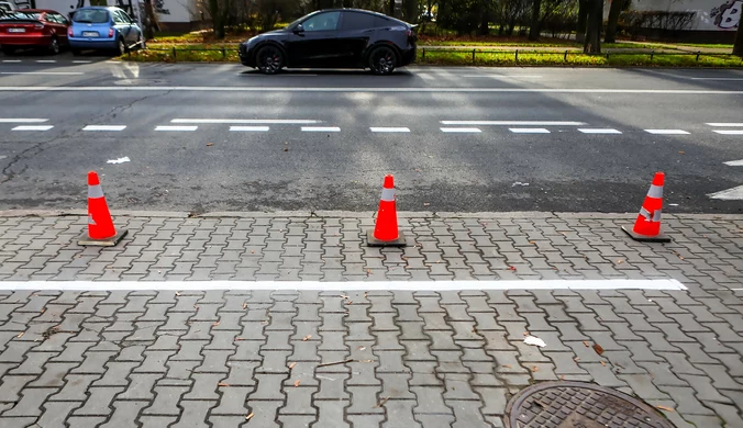 Pachołki i skrzynki blokują parking? Pewny mandat dla szeryfa