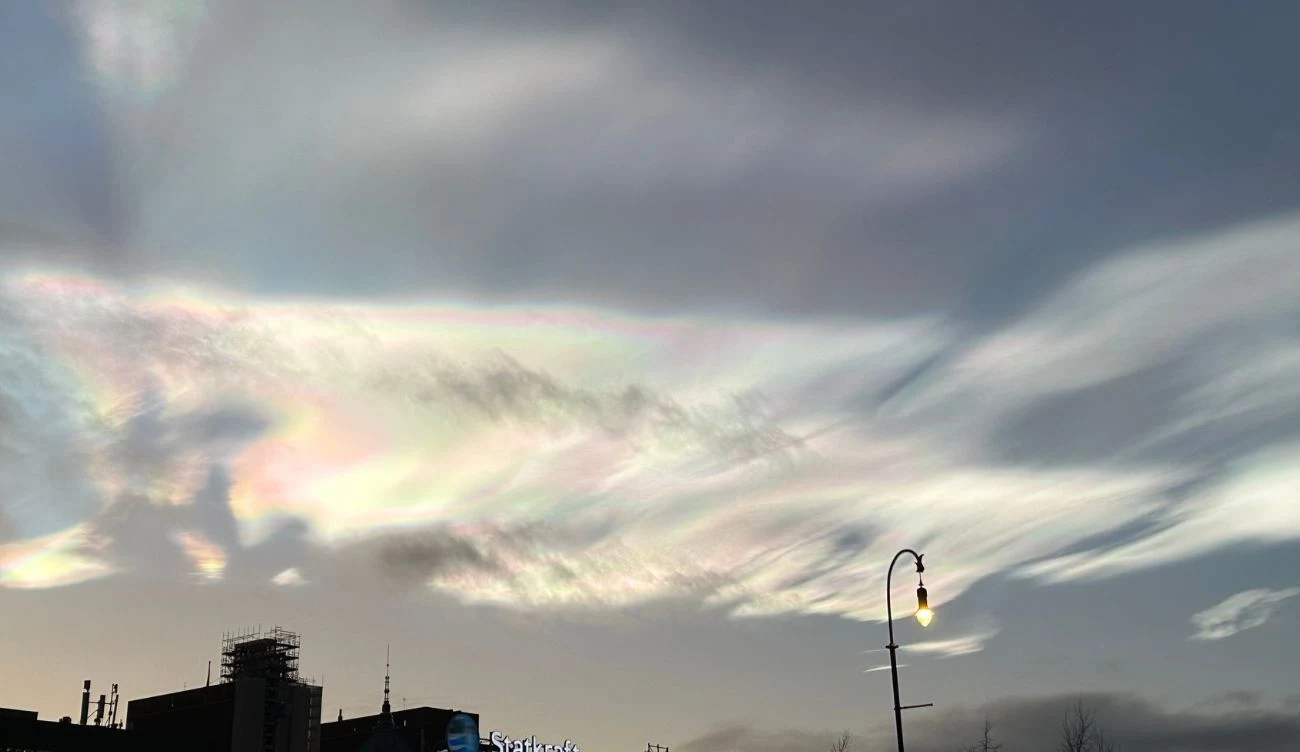 Polarne chmury stratosferyczne to jedno z najrzadszych i najbardziej spektakularnych zjawisk atmosferycznych, które wkrótce może być widoczne nad Polską Polarne chmury stratosferyczne to jedno z najrzadszych i najbardziej spektakularnych zjawisk atmosferycznych, które wkrótce może być widoczne nad Polską