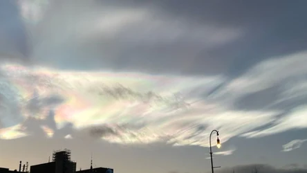 Polarne chmury stratosferyczne to jedno z najrzadszych i najbardziej spektakularnych zjawisk atmosferycznych, które wkrótce może być widoczne nad Polską