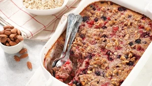 Zapiekanka z twarogu na śniadanie to moje nowe odkrycie. Ma zdrowe składniki, syci na długo