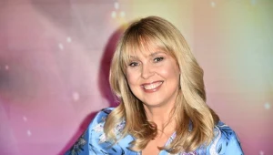 50-latko, na wiosnę kup taką sukienkę. Ewa Wachowicz wygląda w niej jak milion dolarów