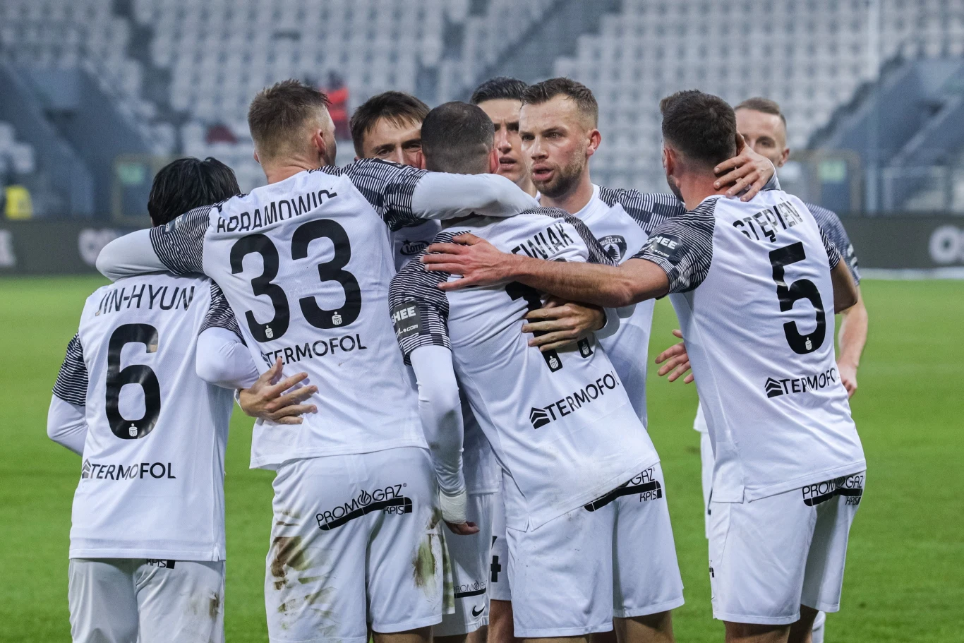 Kolejny mecz jako gospodarz, piłkarze Puszczy Niepołomice zagrają już na swoim stadionie Kolejny mecz jako gospodarz, piłkarze Puszczy Niepołomice zagrają już na swoim stadionie