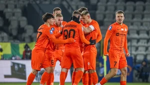 Dawid Kurminowski (na środku) cieszący się z bramki