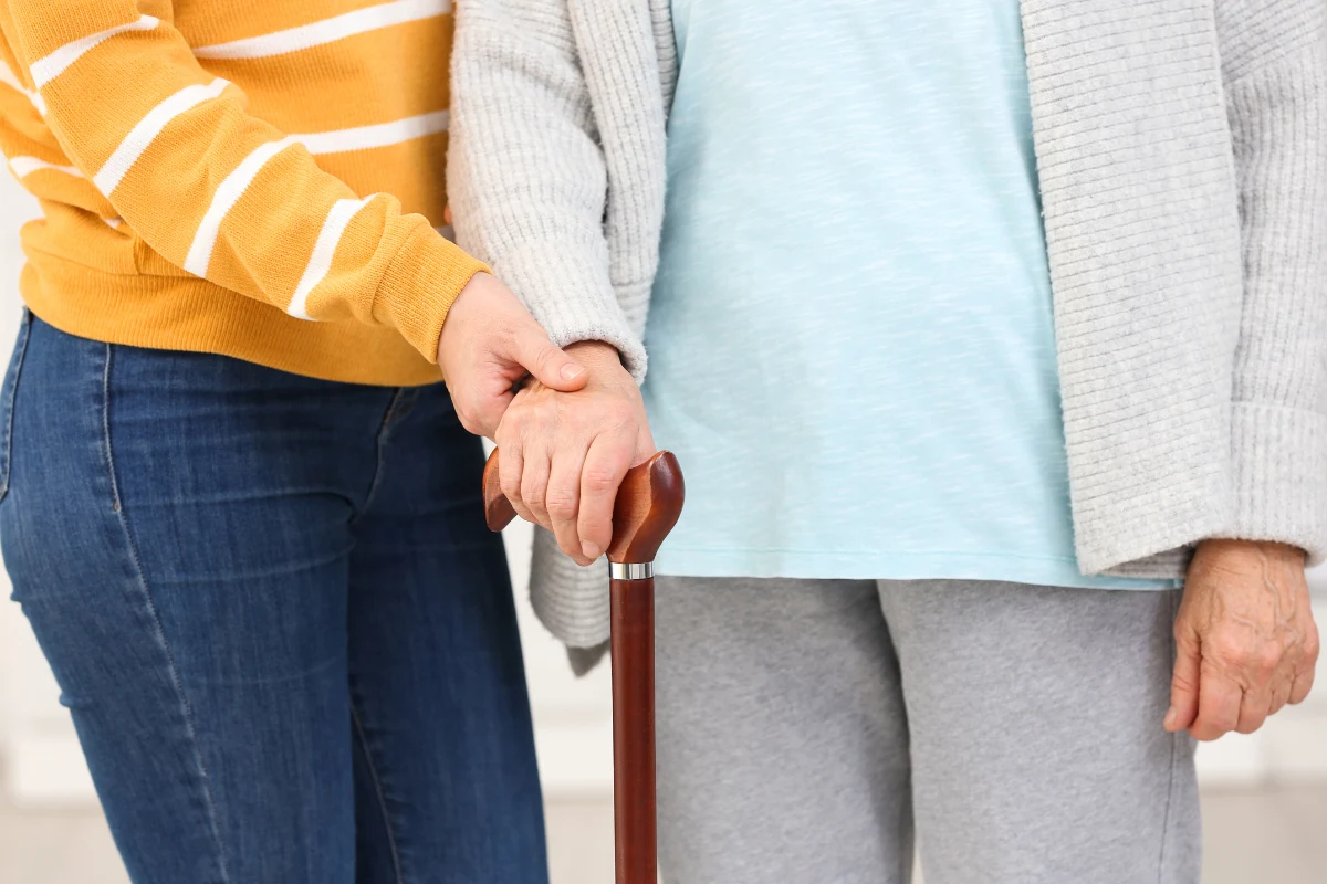 Nadal wiele osób uważa, że opiekę nad osobami starszymi powinni sprawować członkowie rodziny; przede wszystkim zaś - kobiety Nadal wiele osób uważa, że opiekę nad osobami starszymi powinni sprawować członkowie rodziny; przede wszystkim zaś - kobiety