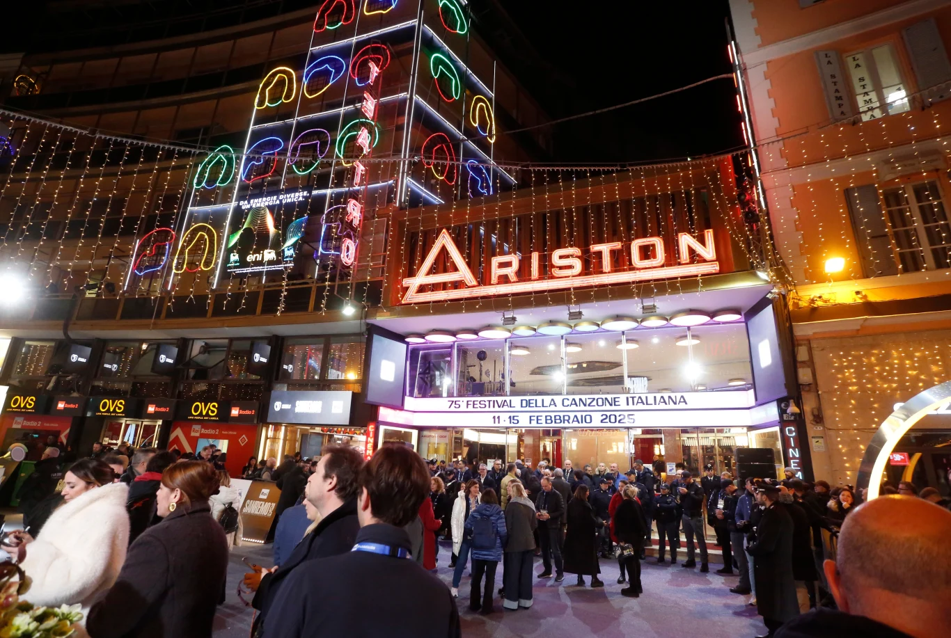 Przed Teatrem Ariston w San Remo gromadzą się tłumy fanów festiwalu