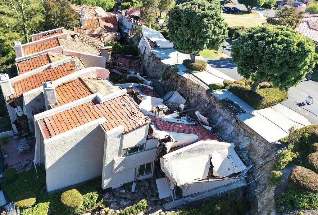 Naukowcy alarmują, że potężne osuwisko w Los Angeles się powiększa. W wyniku aktywności osuwiska na półwyspie Palos Verdes już od kilku lat dochodzi do zniszczeń domów i infrastruktury.