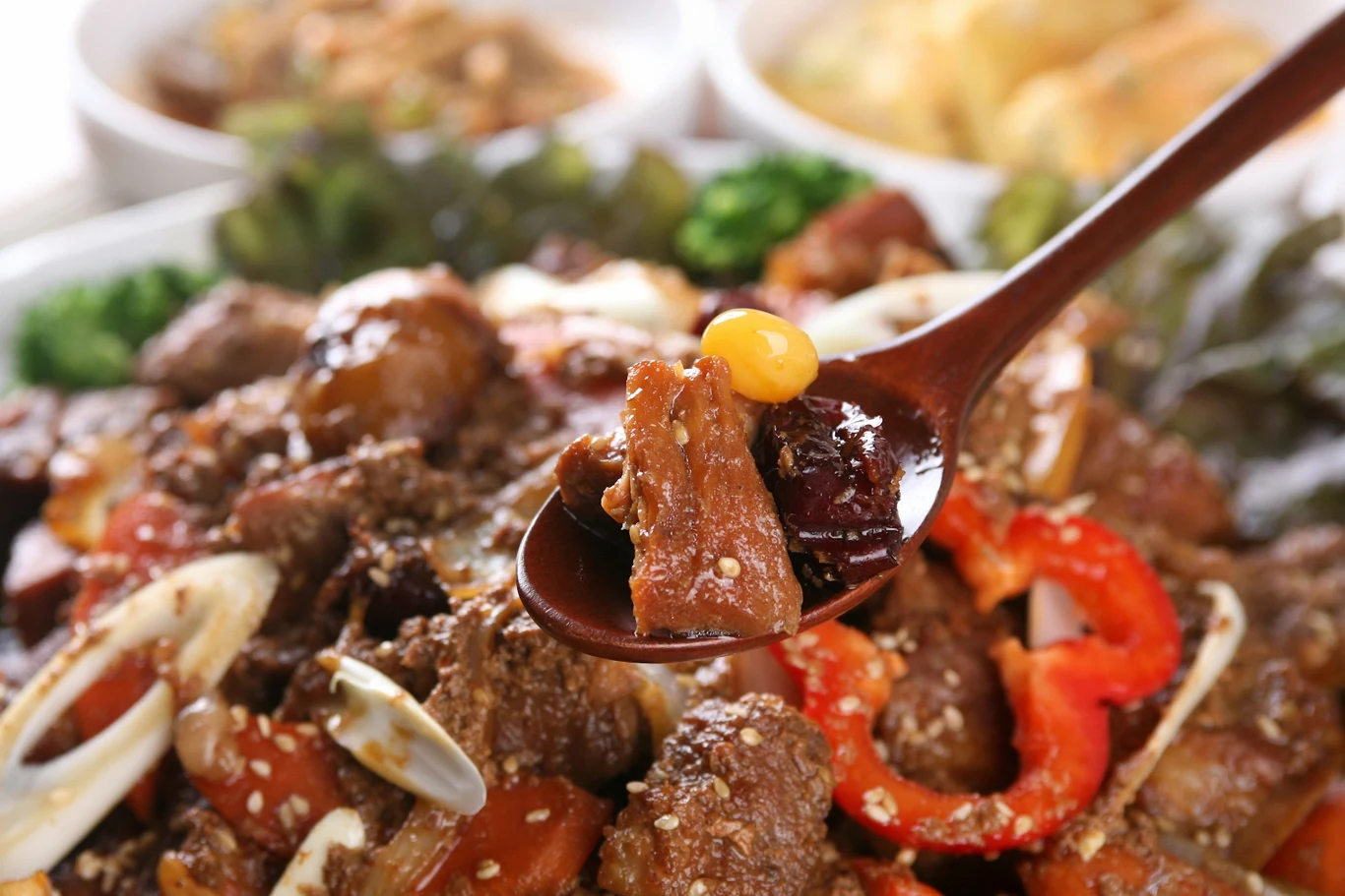 Smak umami można znaleźć w bulionach, daniach mięsnych czy rybnych.