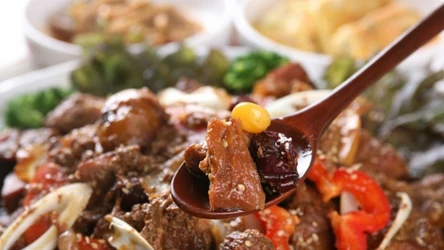 Smak umami można znaleźć w bulionach, daniach mięsnych czy rybnych.