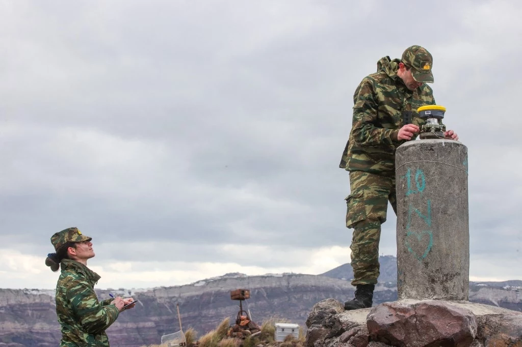 Instalowanie dodatkowych urządzeń do pomiaru aktywności sejsmicznej w okolicy Santorini Instalowanie dodatkowych urządzeń do pomiaru aktywności sejsmicznej w okolicy Santorini