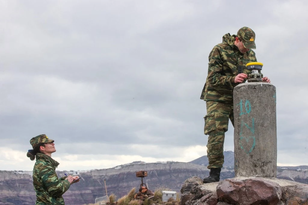Instalowanie dodatkowych urządzeń do pomiaru aktywności sejsmicznej w okolicy Santorini Instalowanie dodatkowych urządzeń do pomiaru aktywności sejsmicznej w okolicy Santorini