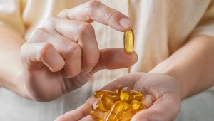 Do najlepszych źródeł kwasów omega-3 zaliczamy tłuste ryby, takie jak makrela, tuńczyk, czy łosoś. 