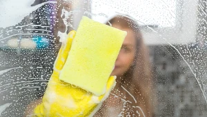 Wyszoruj tym kabinę prysznicową. Będzie błyszczeć jak w pięciogwiazdkowym hotelu