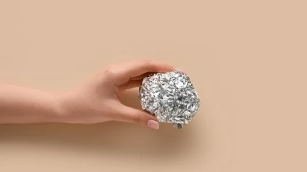 Dlaczego warto nosić kulkę z folii aluminiowej w torebce?