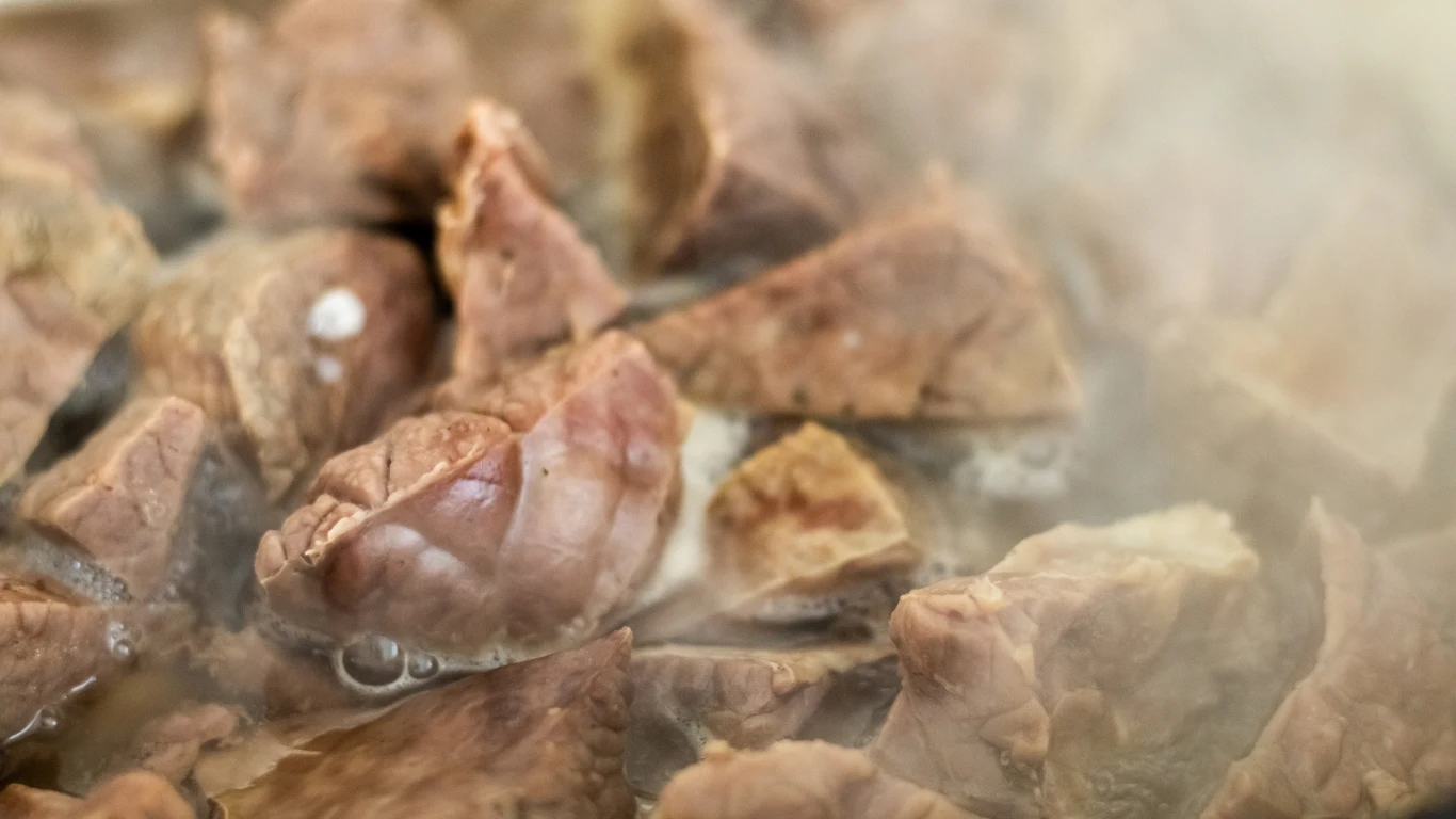 Gulasz z płucek wieprzowych to prawdziwy rarytas z PRL-u. Gulasz z płucek wieprzowych to prawdziwy rarytas z PRL-u.