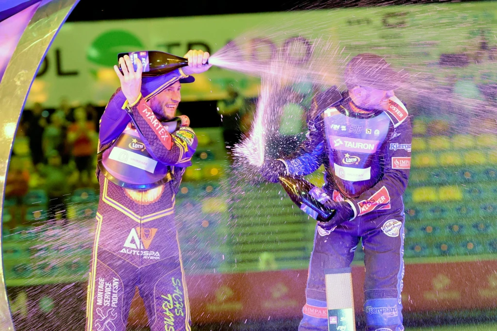 Kacper Woryna i Leon Madsen na podium SEC 2024. Woryna zyskał na odejściu Madsena z Włókniarza.