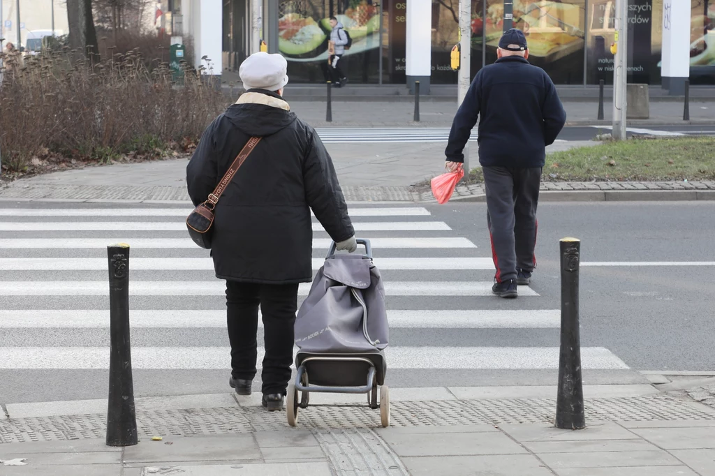 Osoby pobierające rentę wdowią, których świadczenie przekroczy określony próg, mogą stracić prawo do 14. emerytury
