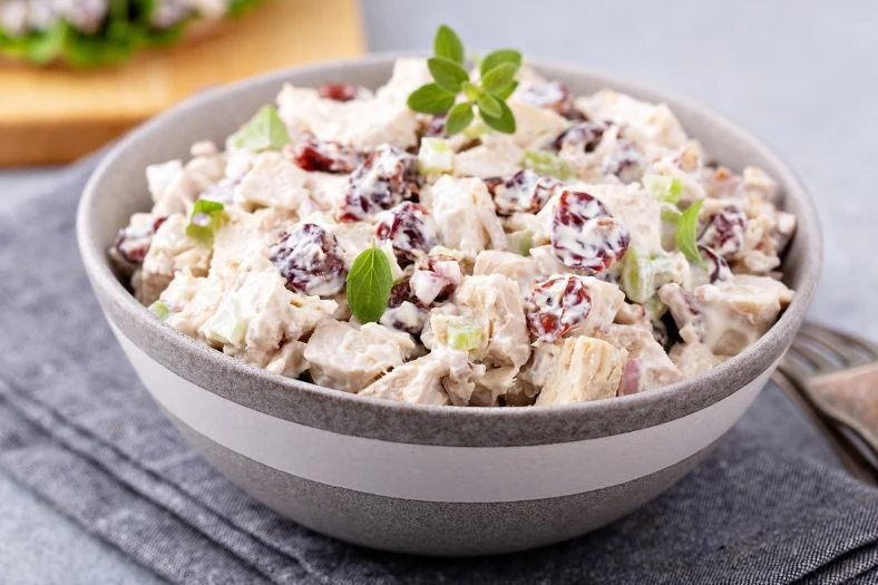 Sałatka z kurczakiem i żurawiną wychodzi soczysta i sycąca Sałatka z kurczakiem i żurawiną wychodzi soczysta i sycąca
