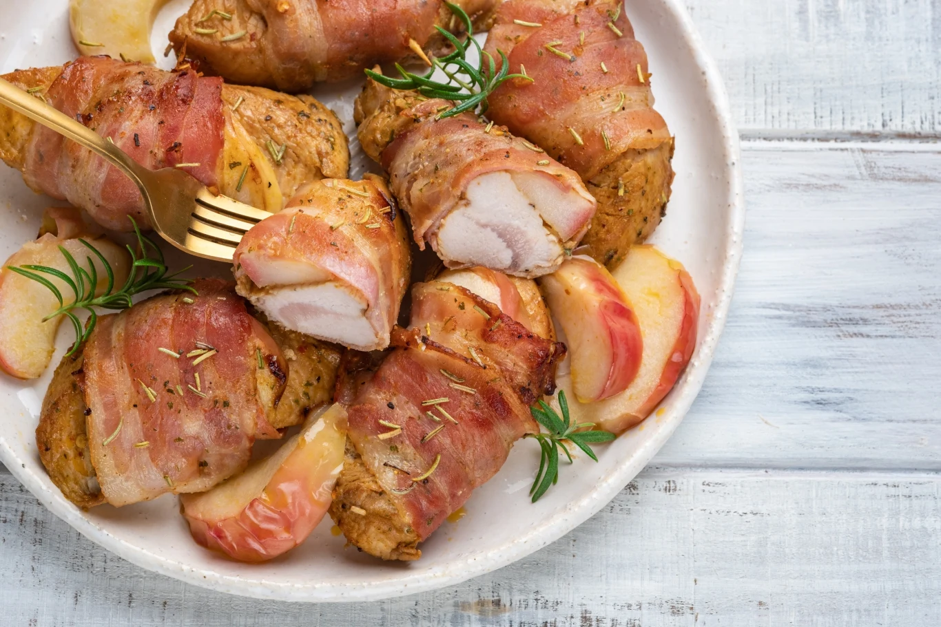 Pyszne roladki owinięte boczkiem z jabłkowo-cydrowym sosem Pyszne roladki owinięte boczkiem z jabłkowo-cydrowym sosem